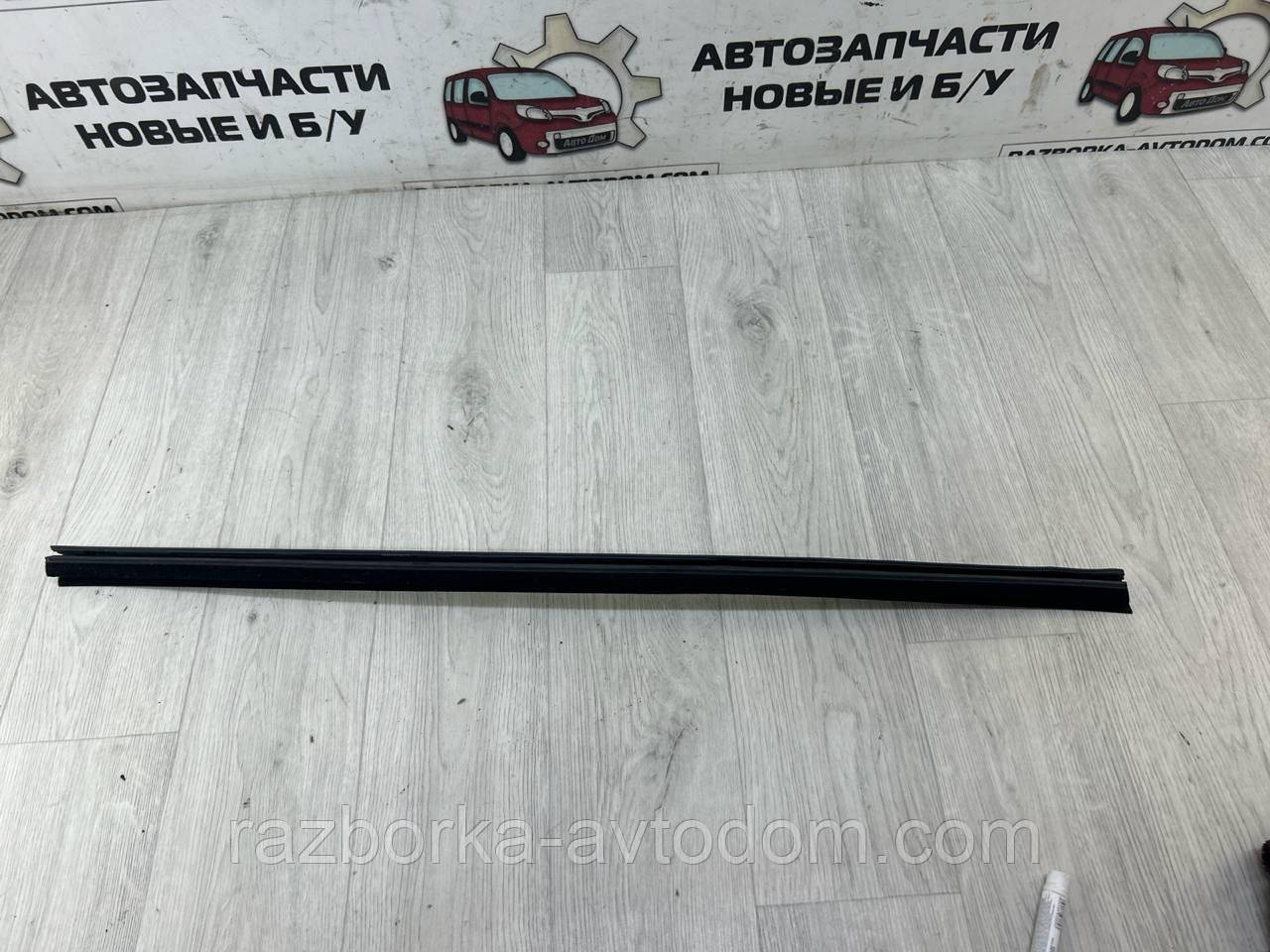 Ущільнювальна гумка скла задніх дверей лівого (хетчбек) Opel Astra H OE:24468024