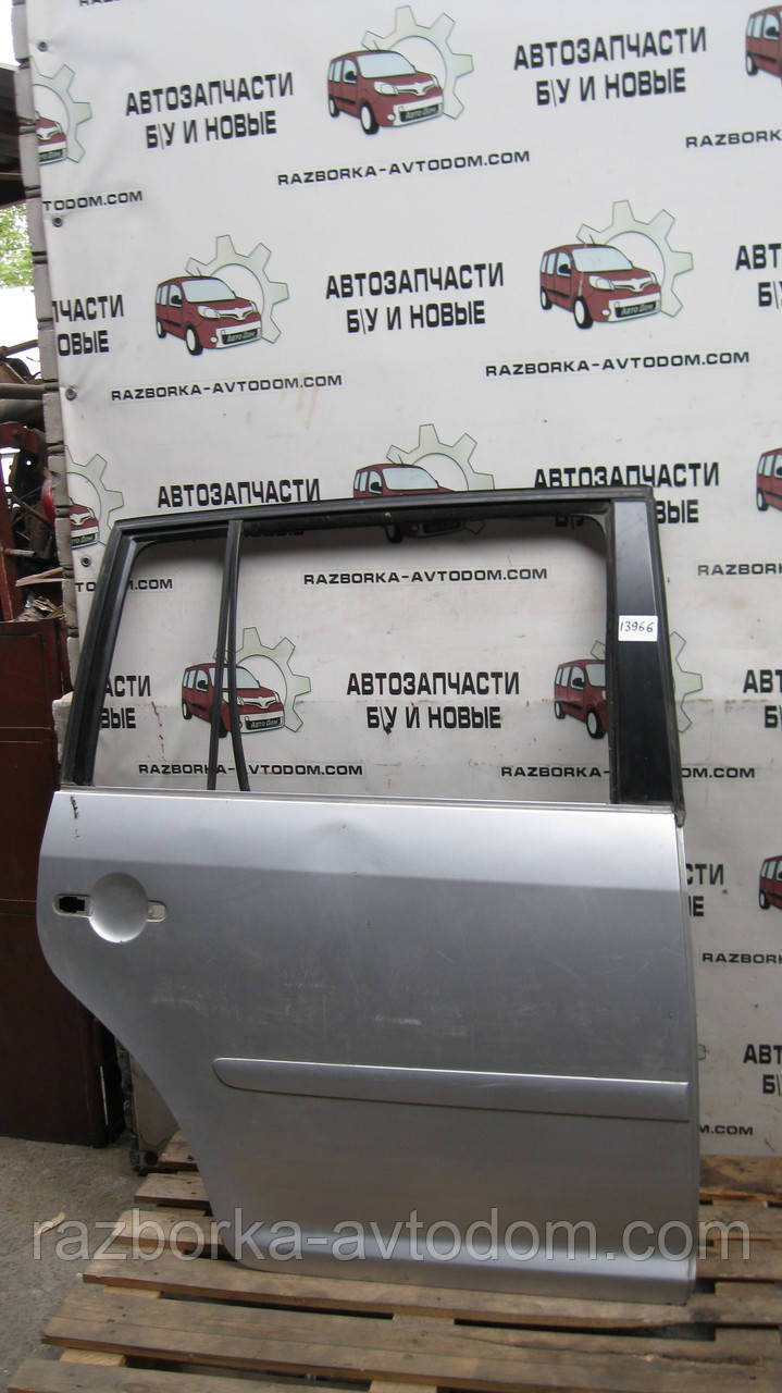 Двері задня права VW Touran (03-10) OE:1T0833056R Дефект: точкова вм'ятина