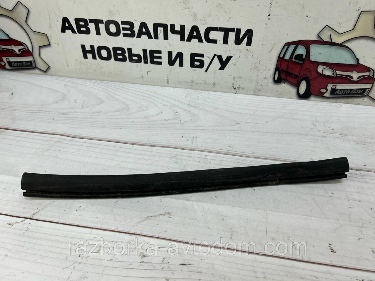 Ущільнювальна гумка капота VW Passat B5 (96-05) OE:3b0823725