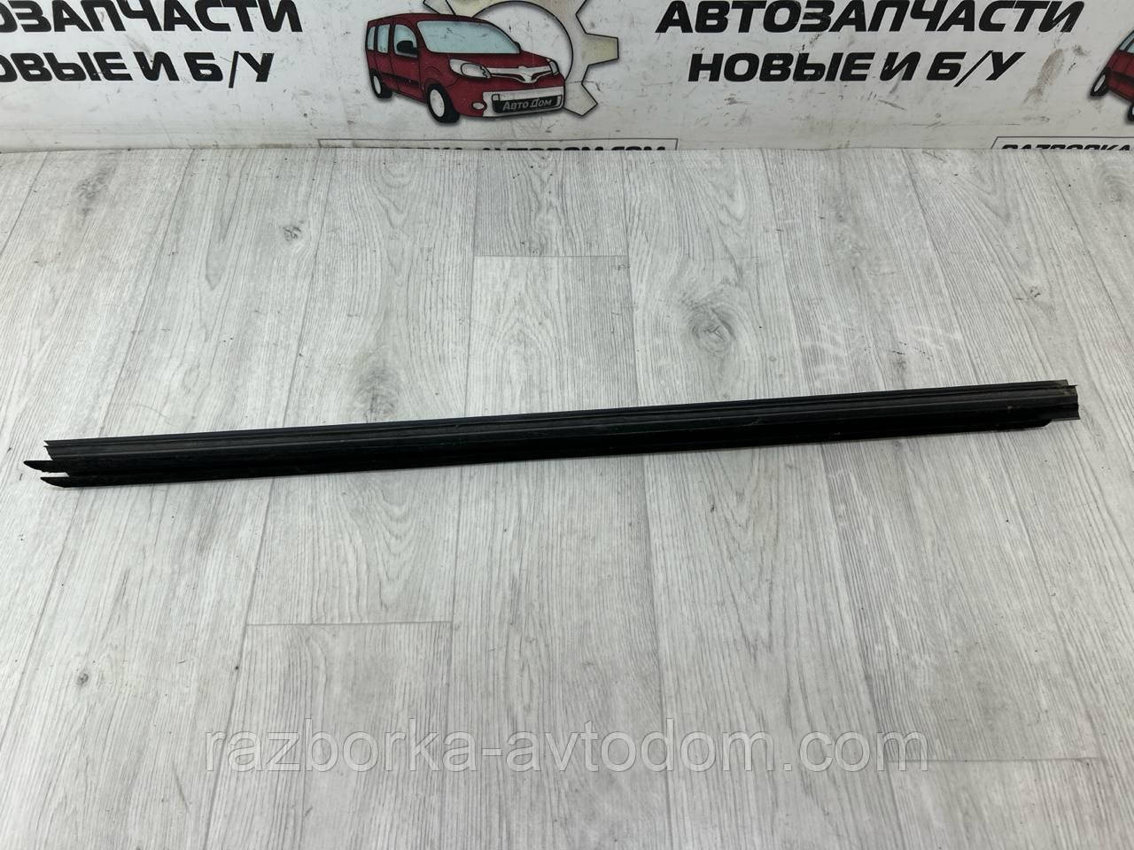 Ущільнювальна гумка (молдінг) скла дверей переднього правого PEUGEOT 407 (04-11) OE:9334E1 фото 2