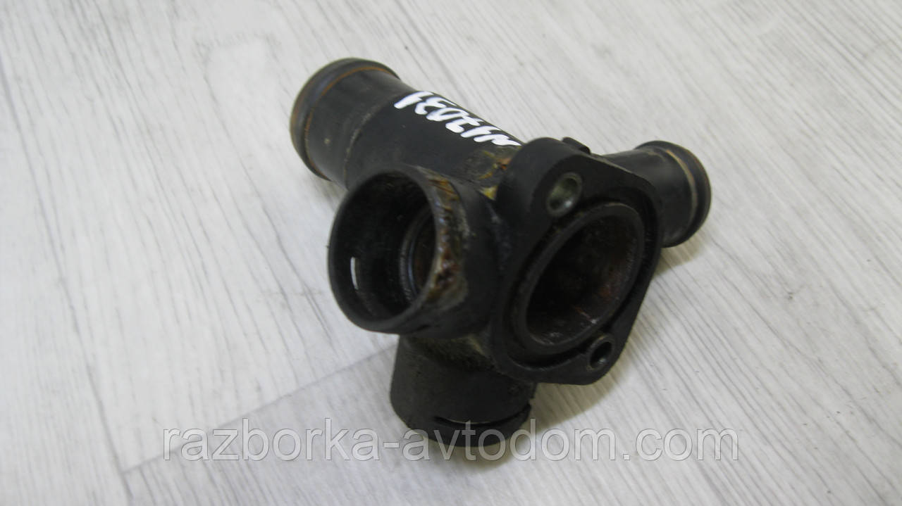 Фланець системи охолодження VW T4 (1990-2003), Golf 3 (1991-1998), Passat B4 (1993-1996) OE: 068121133AB
