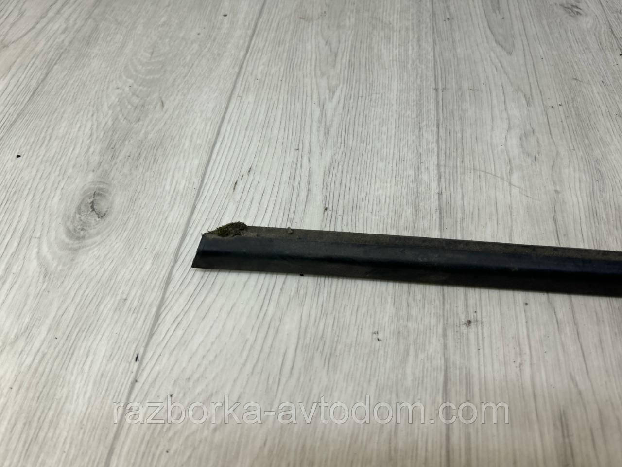 Ущільнювальна гумка (молдінг) скла дверей переднього лівого зовнішнього PEUGEOT 407 (04-11) OE:9334C7