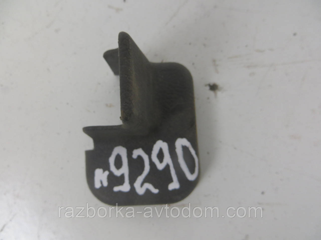 Кришка петлі сідіння права Mitsubishi Pajero Sport 1 (1997-2009) OE:MR251134