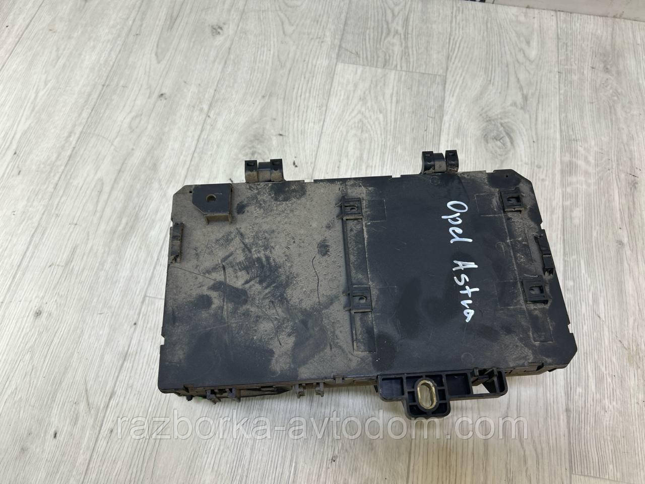 Блок запобіжників HK (модуль BSI) Opel Zafira B (05-10), Astra H OE:13206762