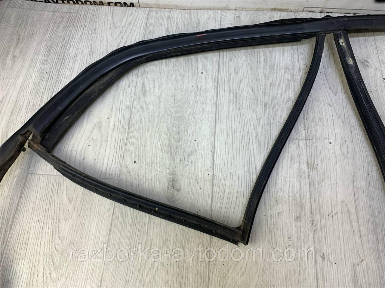 Ущільнювальна гумка скла дверей задньої правої (сида) Skoda Superb (02-08) OE:3U5845210D фото 2