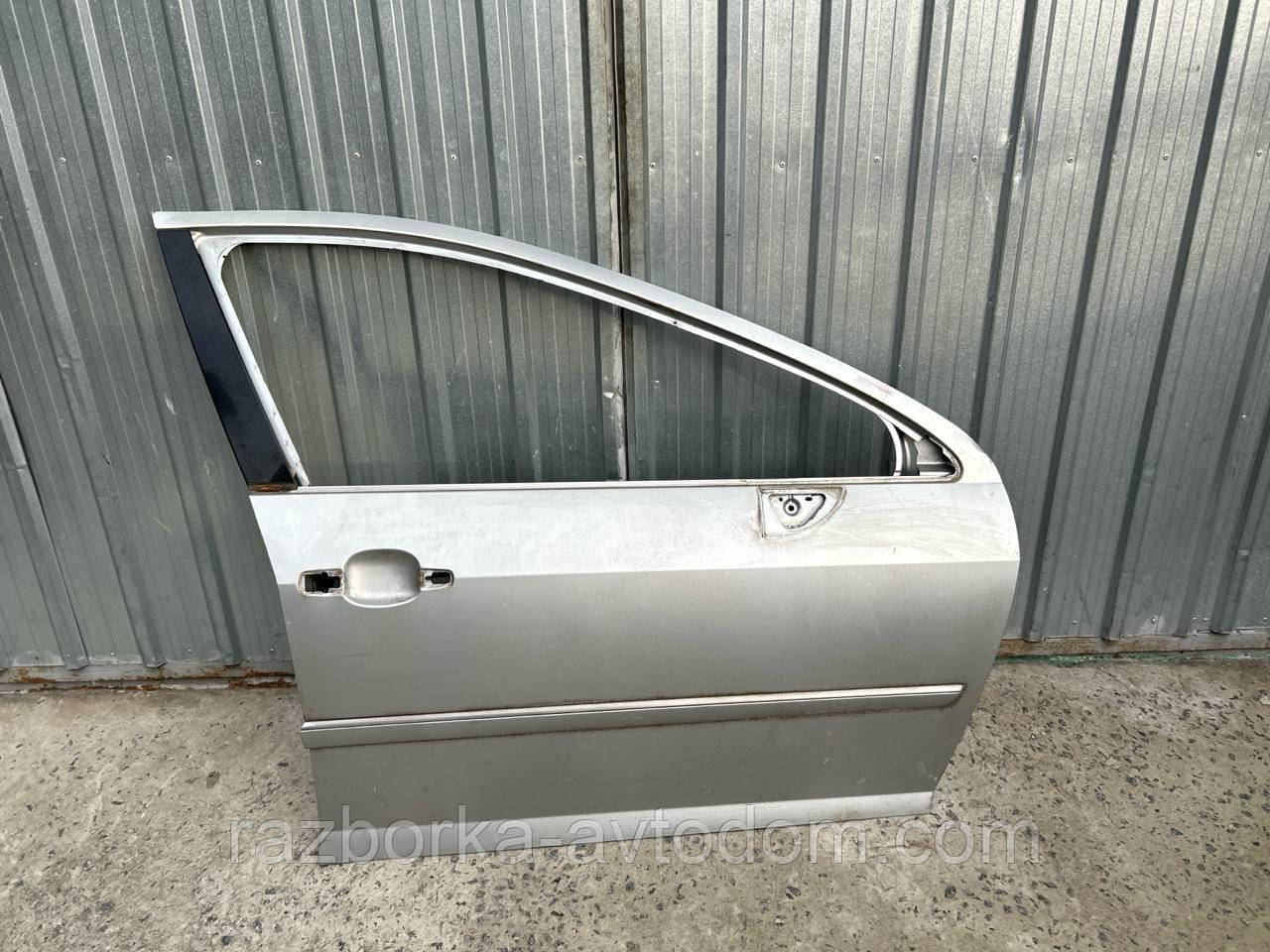 Двері передні права (блакитна) PEUGEOT 407 (04-11) OE:9004AQ (код фарби: EZR) ДЕФЕКТ: незначний