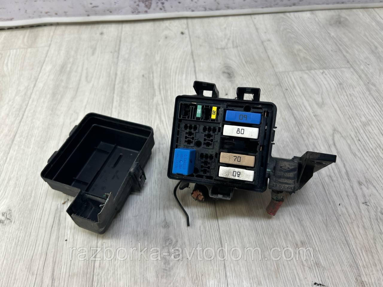 Блок передохр. з кришкою 1.6DCI Renault Scenic 3, Grand Scenic 3, Megane 3 OE:243880001R