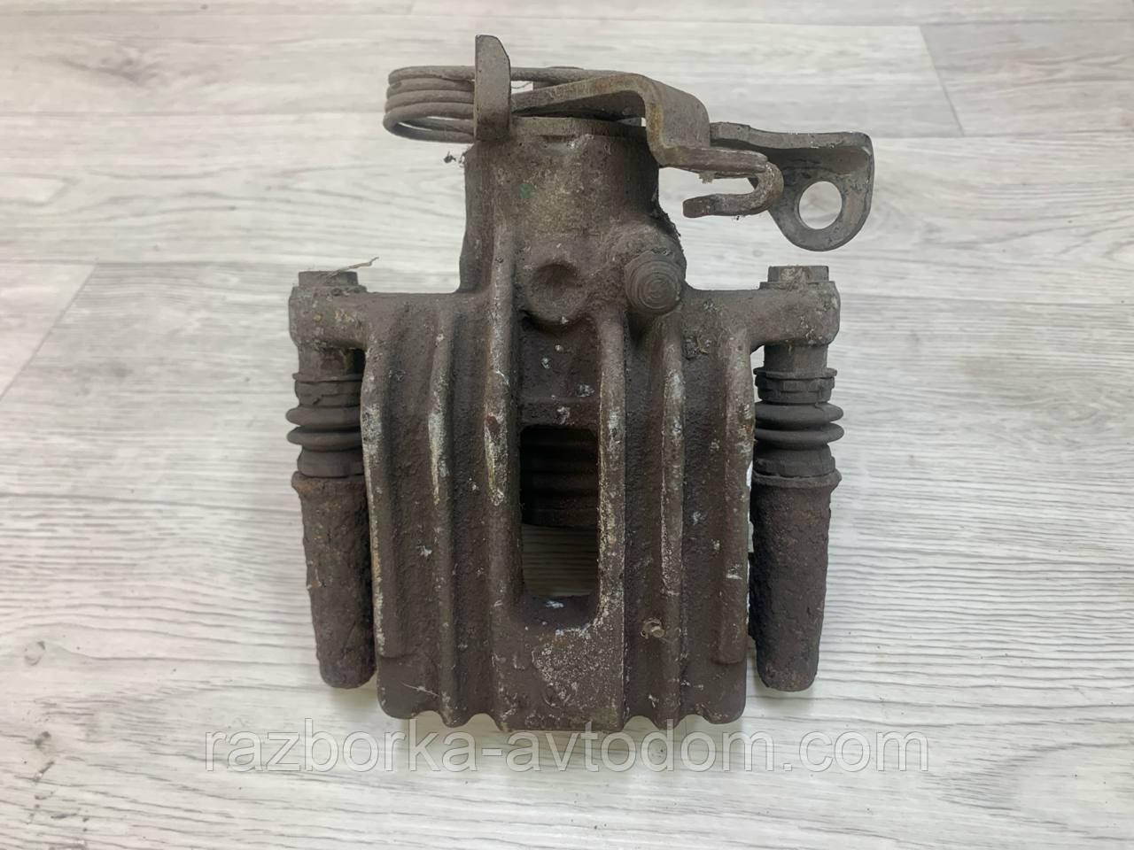 Суппорт гальмівний задній правий Skoda Superb 1 (2002-2008) OE: 8E0615424