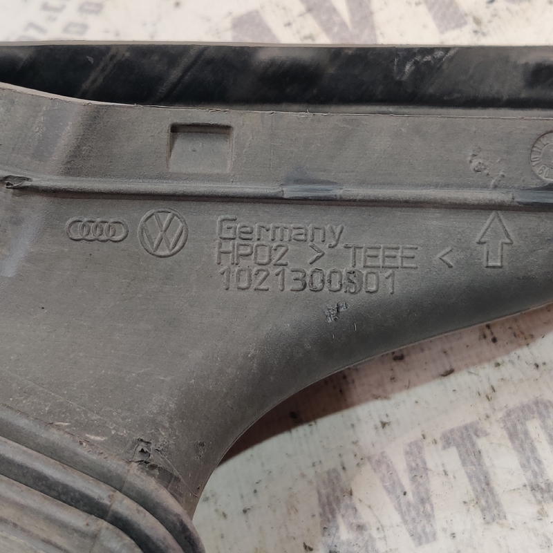 Патрубок повітряний Audi A4 B8 (07-15) 2.0 Дизель