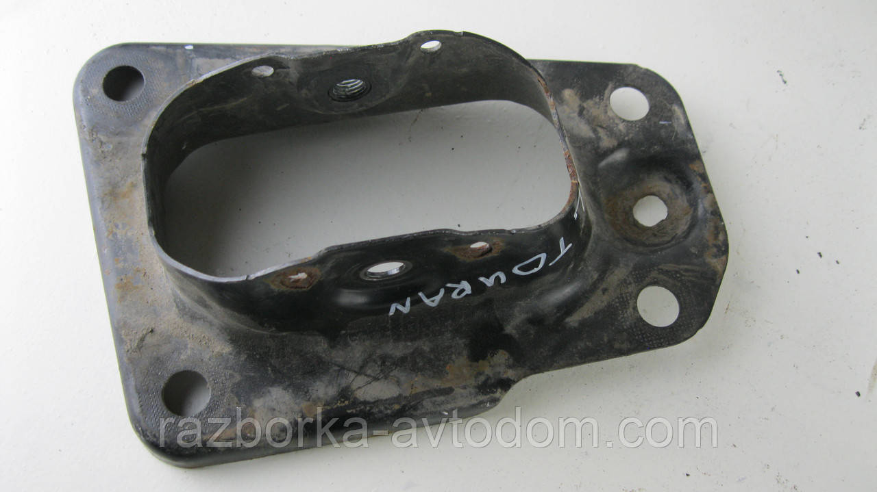 Кронштейн кріплення заднього правого важеля VW Touran (03-10) OE:1K0505130J