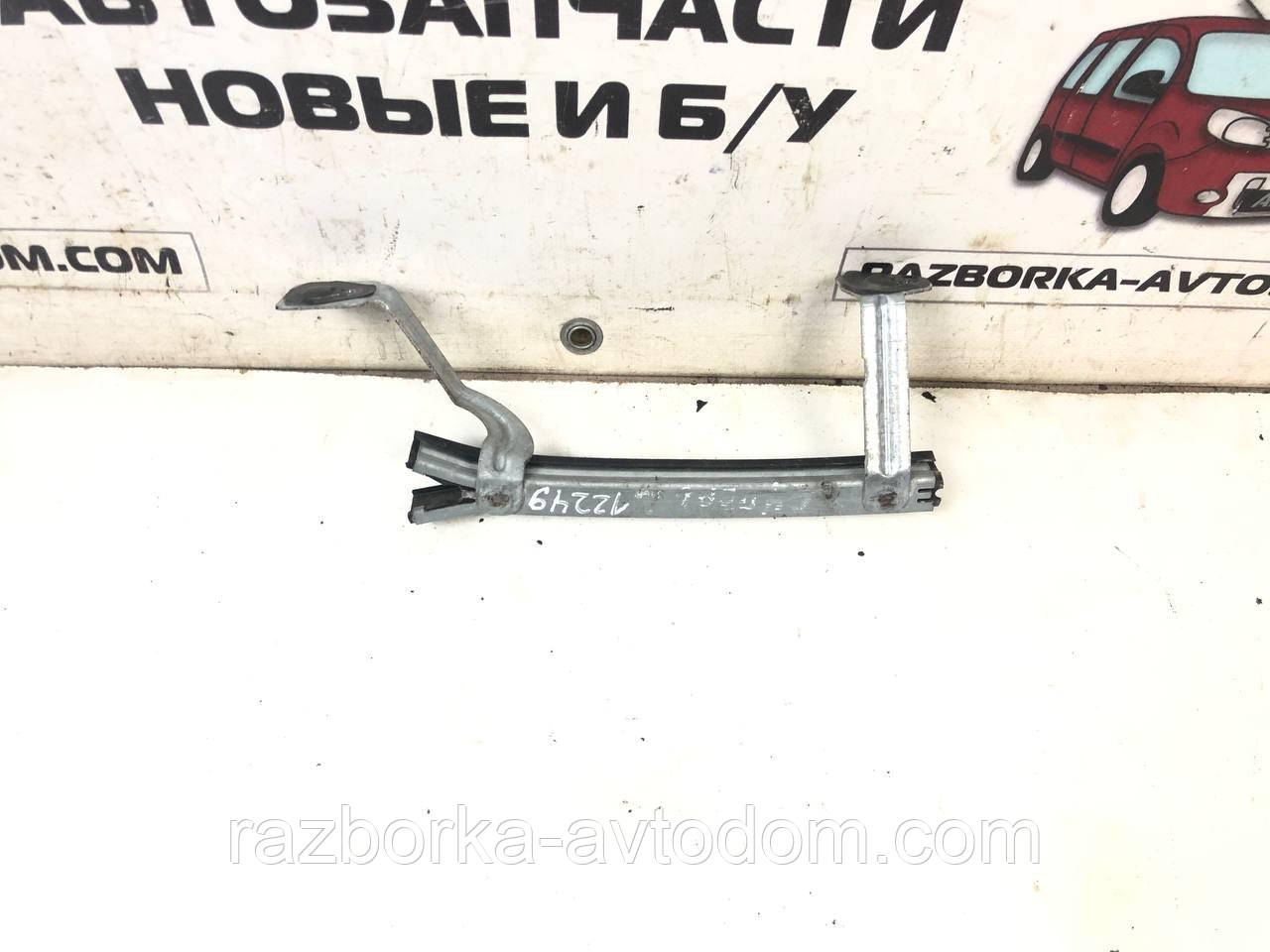 Напрямні скла дверей передньої лівої (ліва) Citroen C4 (04-11) OE: 9647444980