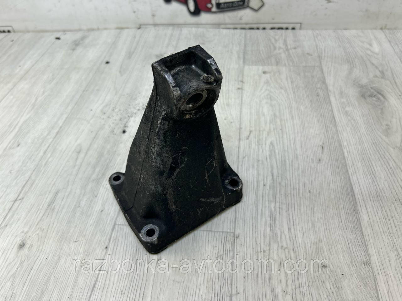 Кронштейн опори двигуна правий MERCEDES Vito 638 (96-03), Sprinter (96-06) 2.2CDI OE:A6112230304