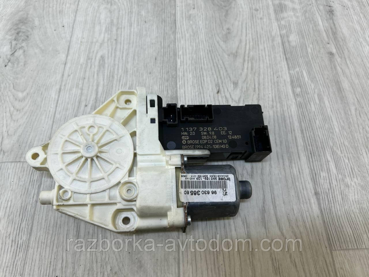 Моторчик склопідіймач дверей передній правій PEUGEOT 407 (04-11) OE:9663036580