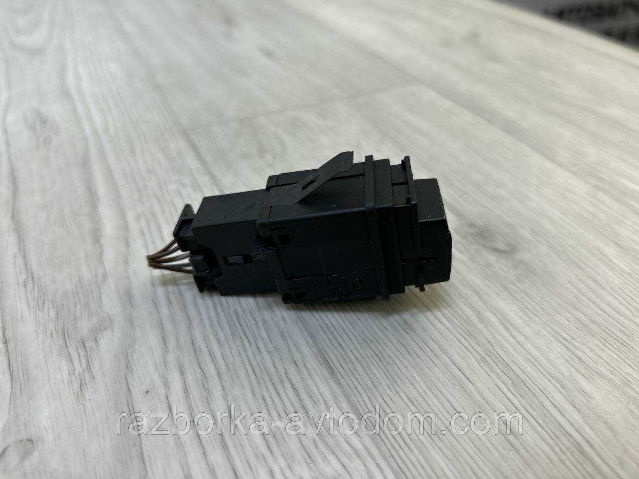 Кнопка нагрівання заднього скла Skoda Superb 1 (02-08) OE:3u0959621a