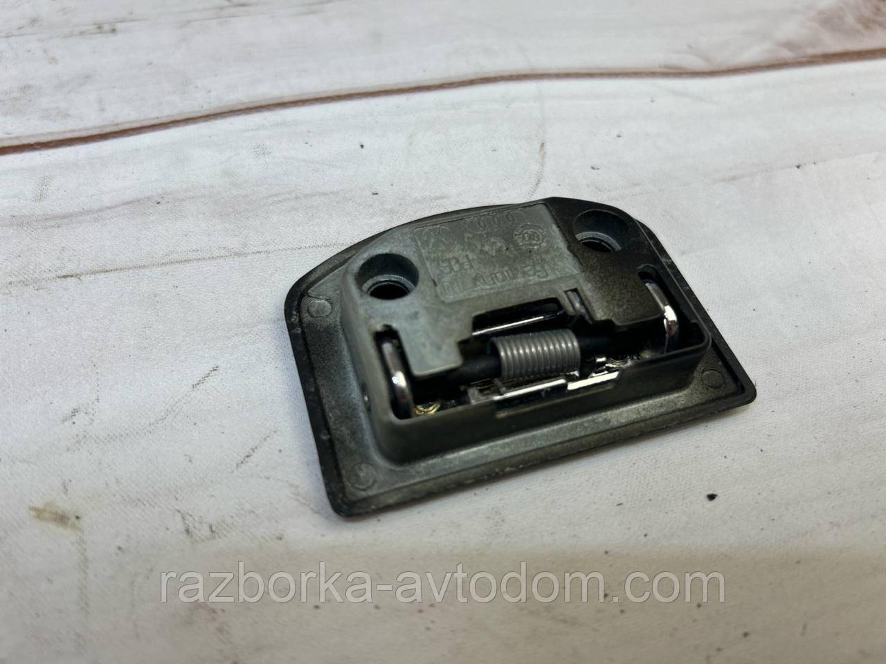 Петля Фіксатор багажника VW Passat B5 (96-05), Golf 4, AUDI A8 OE:1j0864203b