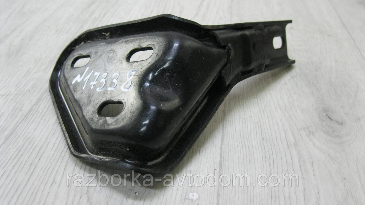 Кронштейн ролика бічних правих зсувних дверей Mercedes Vito W638 (1996-2003) OE: A6387601047