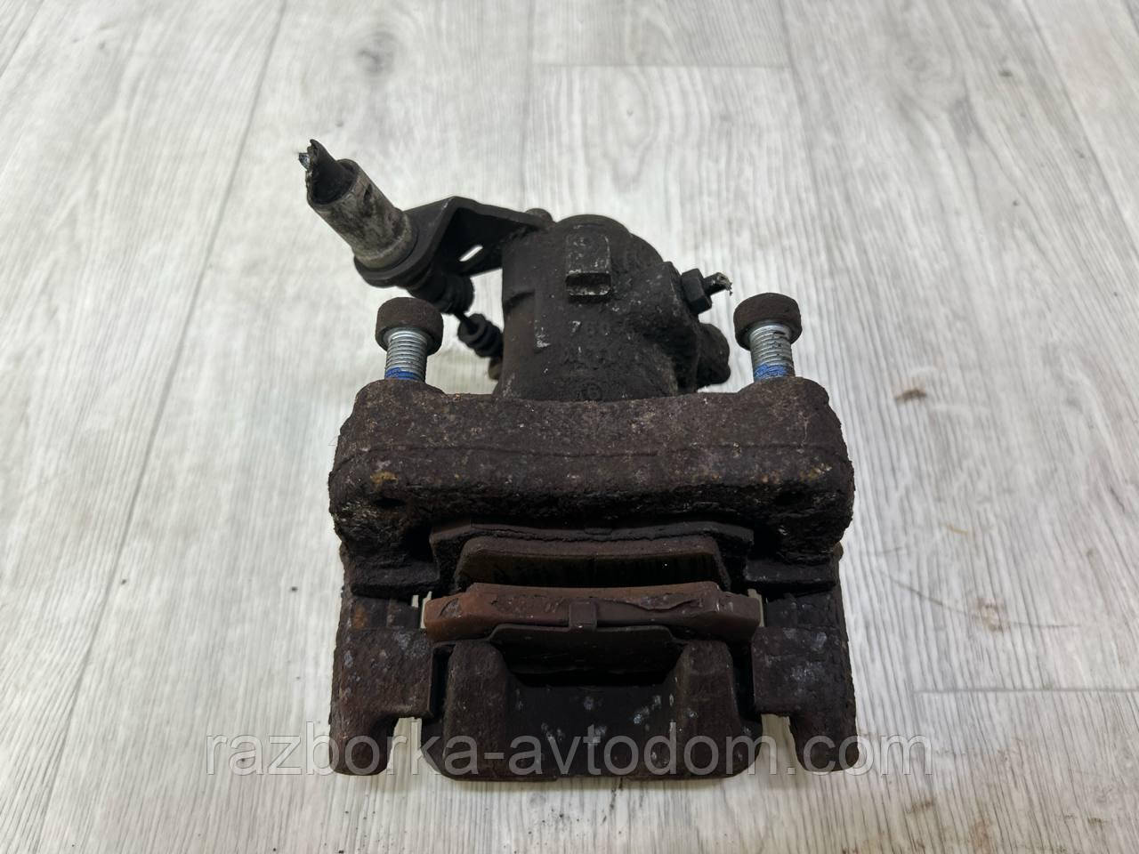 Суппорт задній лівий Peugeot 308 (07-13) OE:9802020780