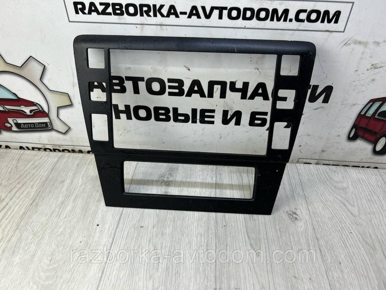 Накладка центральної консолі (магнітоли) SKODA Superb 1 (02-08) OE:3u0858069g
