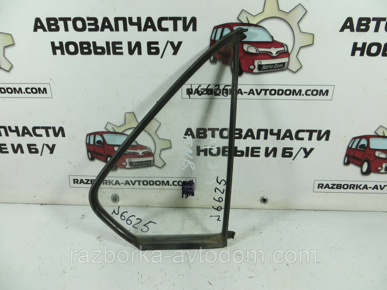 Скло заднього правого дверцята (форточка) BMW 5 E28 (1981-1987) ОЕ: 1879608 bmw