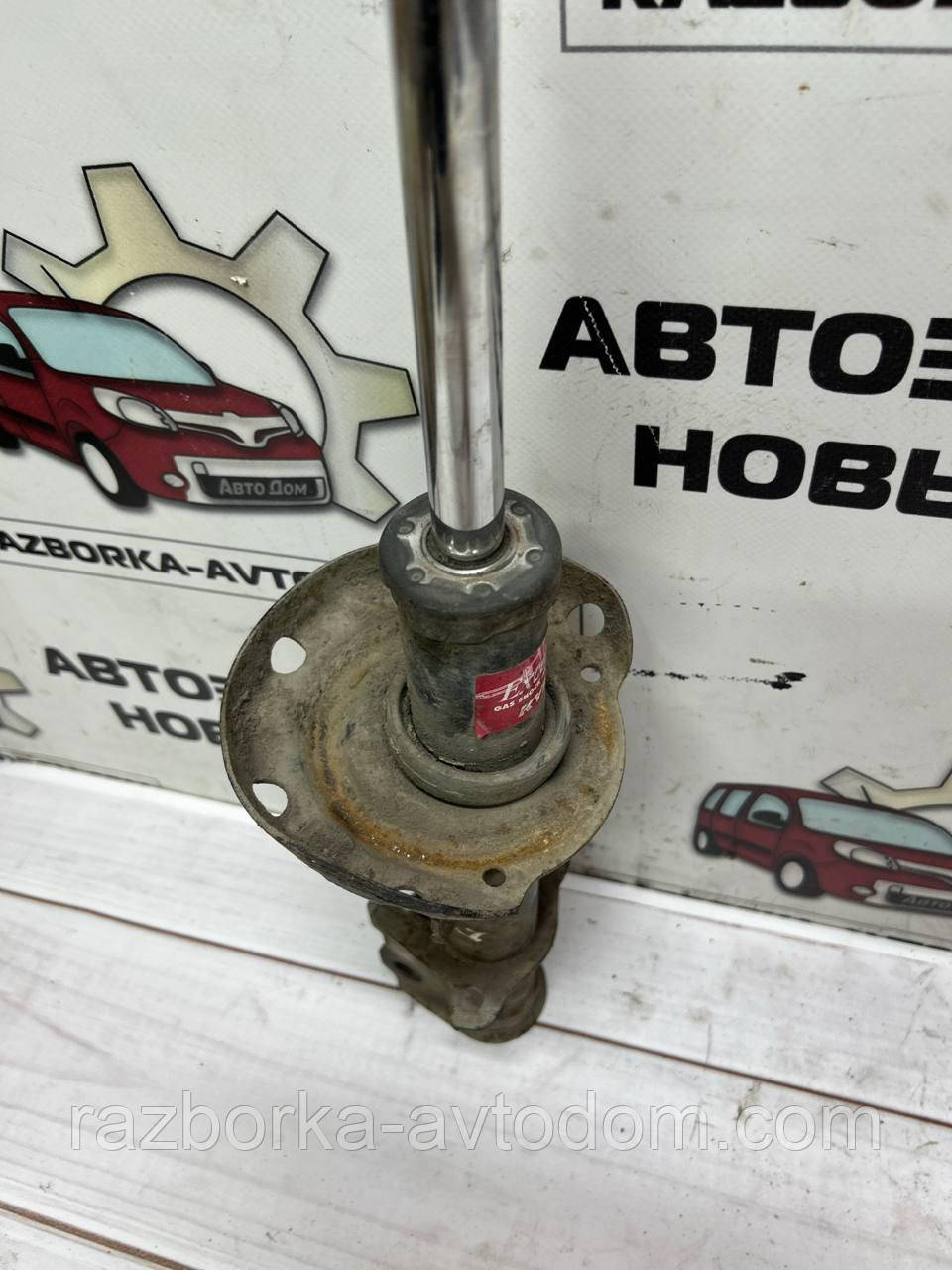 Амортизатор передній лівий газовий (стійка) Opel Combo (01-12), Corsa C, D, Meriva A OE: 344043, KYB333756