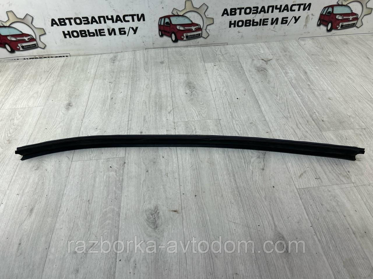 Ущільнювальна гумка скла (молодинг) зовнішній Citroen Berlingo, Peugeot Partner (2003-2008) OE:9310E5