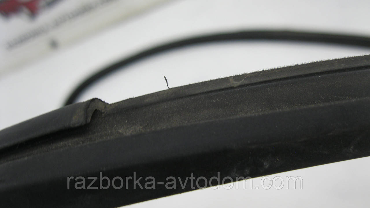 Щільна гумка скла передніх лівих дверей Opel Corsa C (2000-2012) OE:9113403