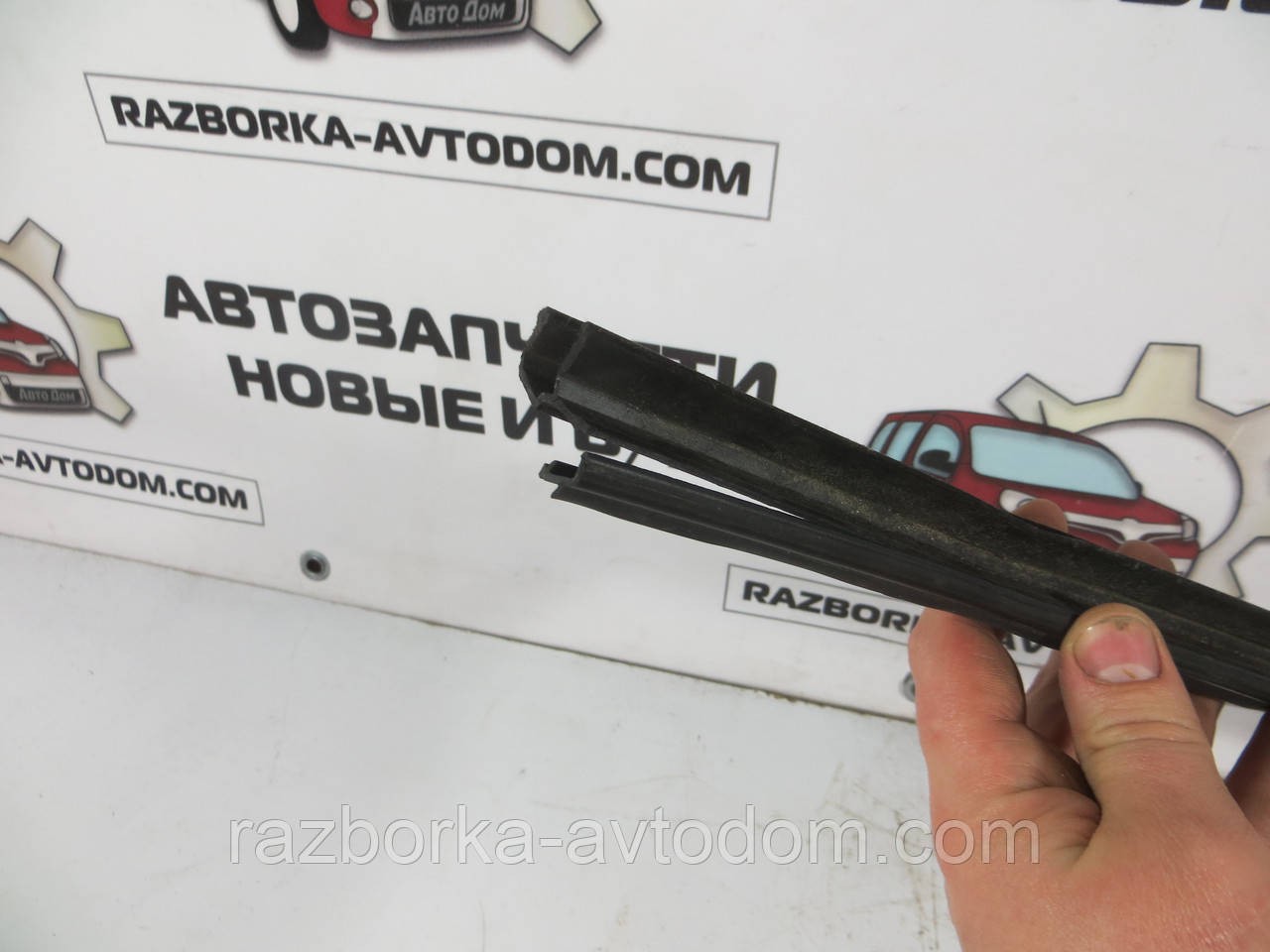 Ущільнювач скла пер прав Citroen Berlingo B9 08-18 9310L4