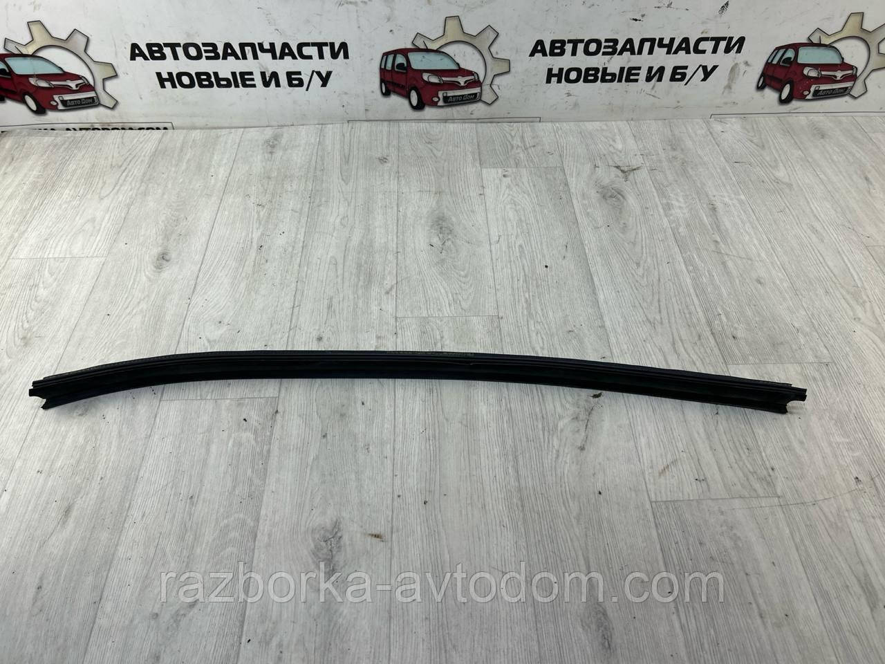 Ущільнювальна гумка скла (молодинг) зовнішній Citroen Berlingo, Peugeot Partner (2003-2008) OE:9310E5