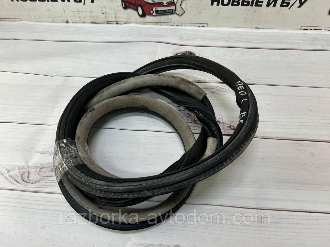 Ущільнювальна гумка передніх лівих дверей VW Passat B5 (96-00) OE:3B0867365F