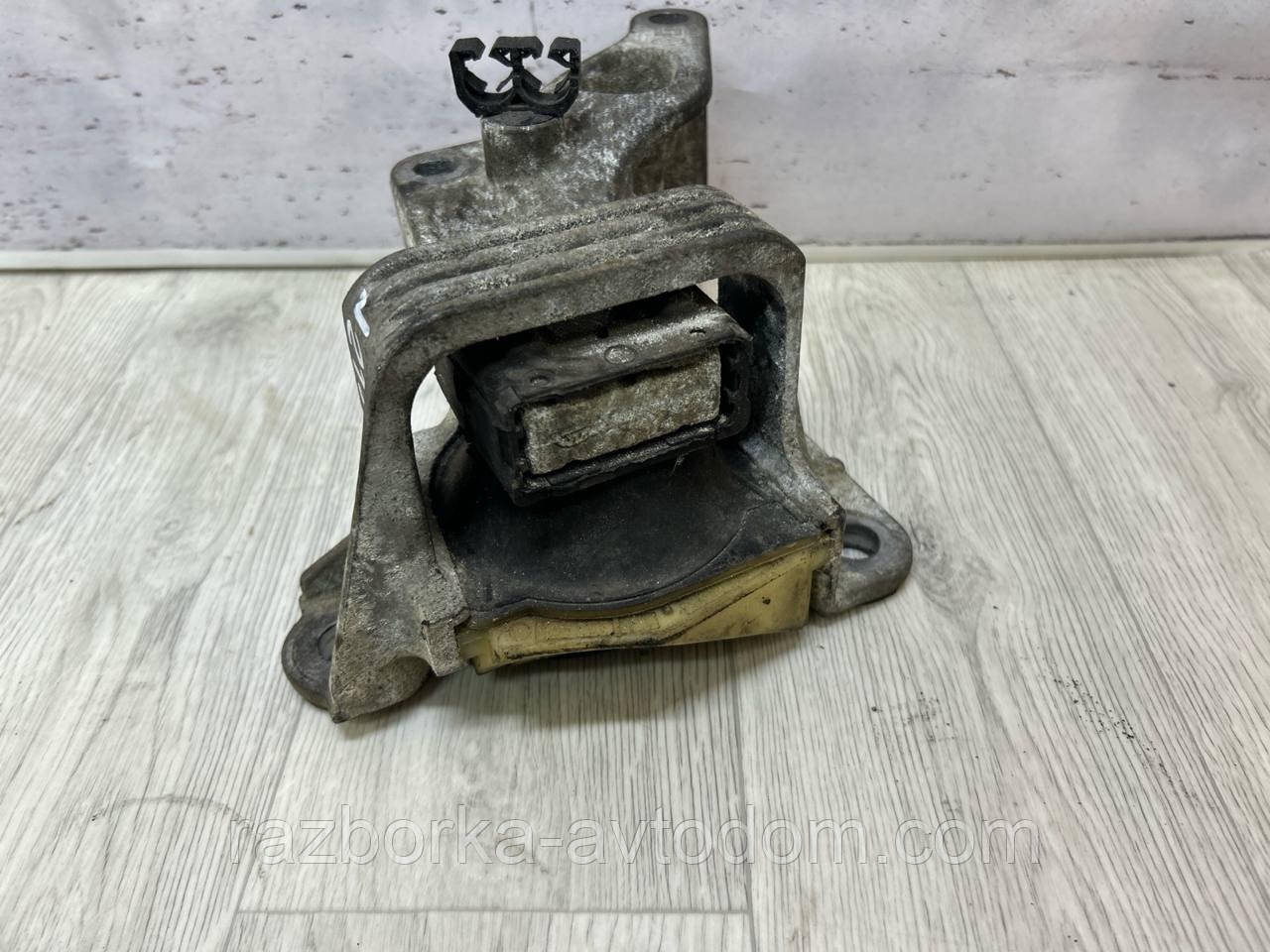 Подушка двигуна права 1.6TDCI Renault Scenic 3, Grand Scenic 3, Megane 3 OE:112841371R