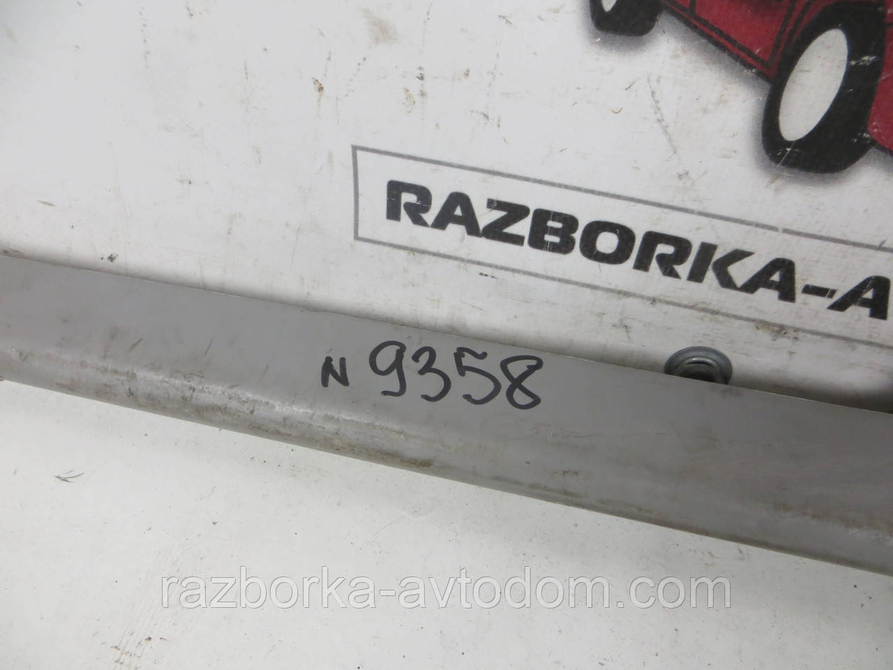 Кронштейн полиці багажника правий Mitsubishi Pajero Sport 1 (1997-2009) OE:MR270528