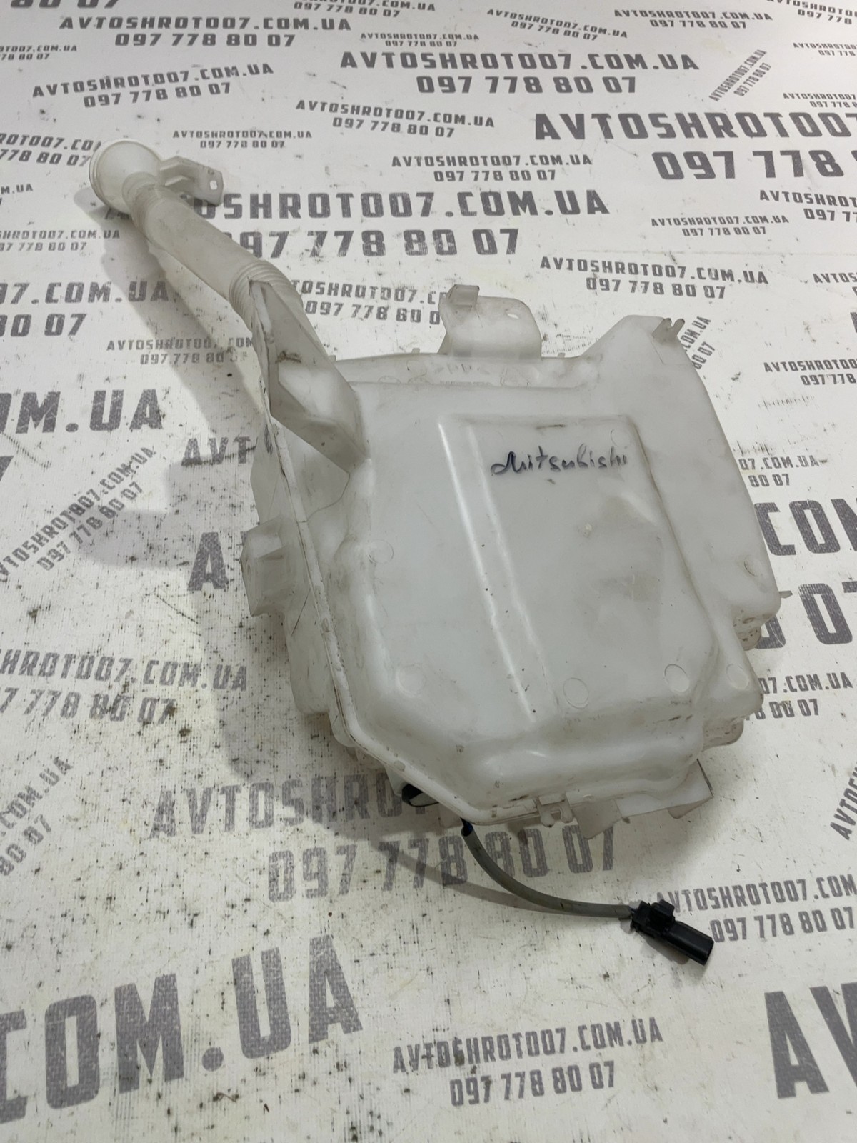 Бачок омивача лобового скла Mitsubishi Outlander 3