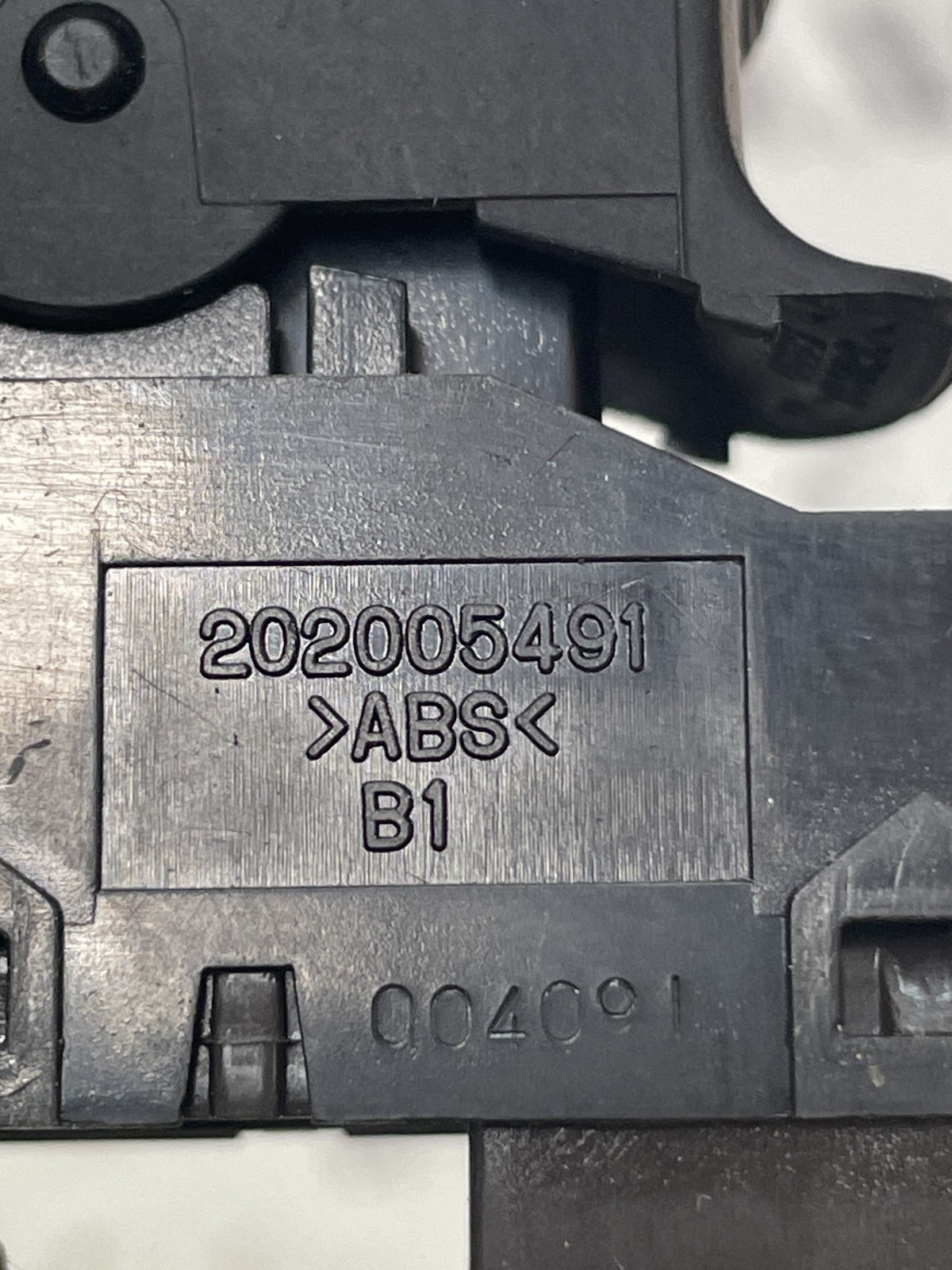 Кнопка склопідіймача Accent 3 06-10 1.5D п.пр OEM 202005491