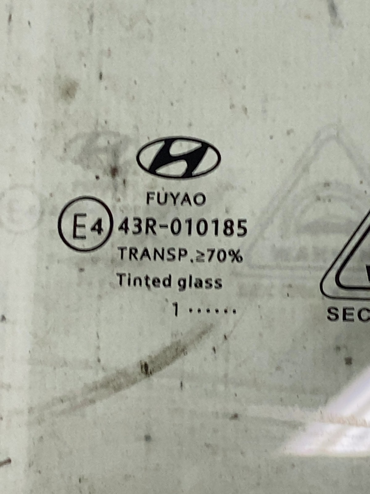 Скло дверей переднє праве Hyundai Tucson 4 82413S3000