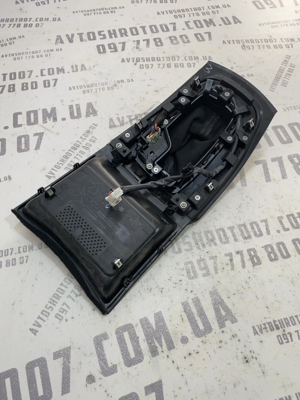 Кожух куліси КПП Nissan Rogue T32 OEM 76L131