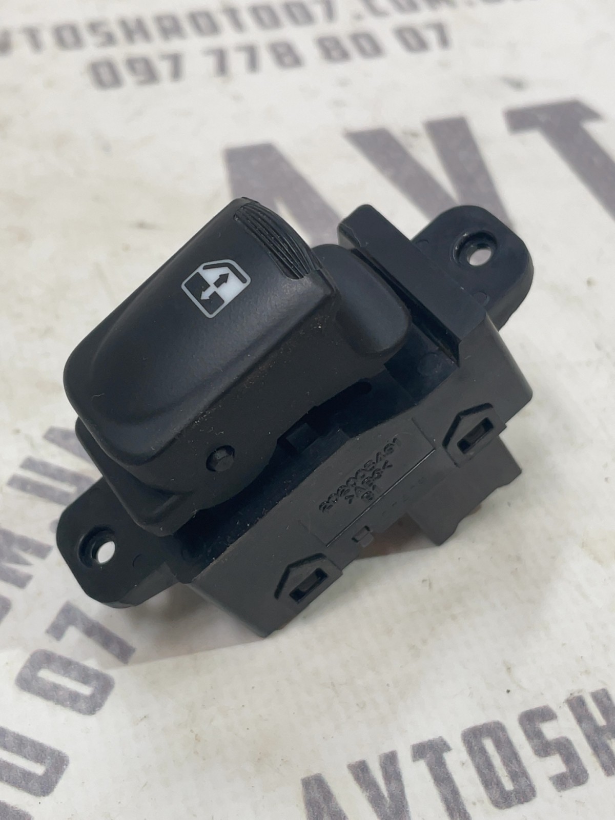 Кнопка склопідіймача Accent 3 06-10 1.5D п.пр OEM 202005491
