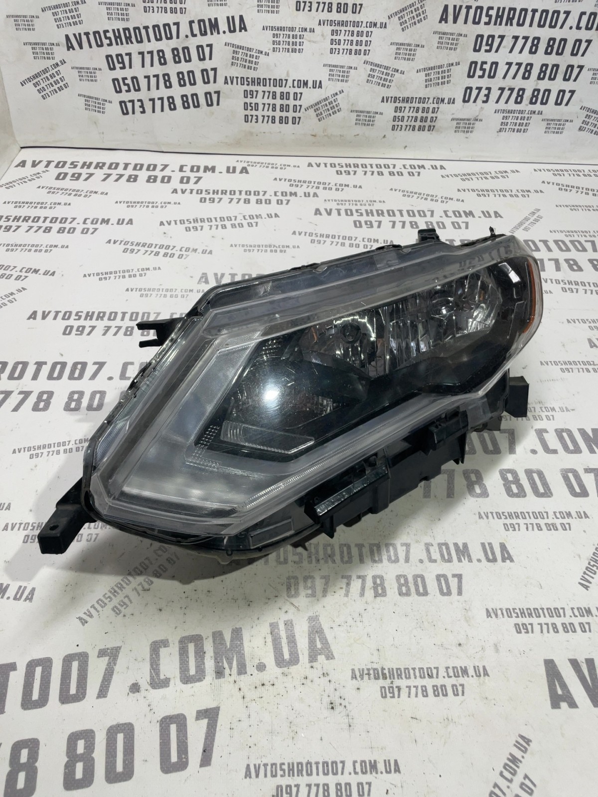 Фара передня ліва Nissan Rogue T32 10018841