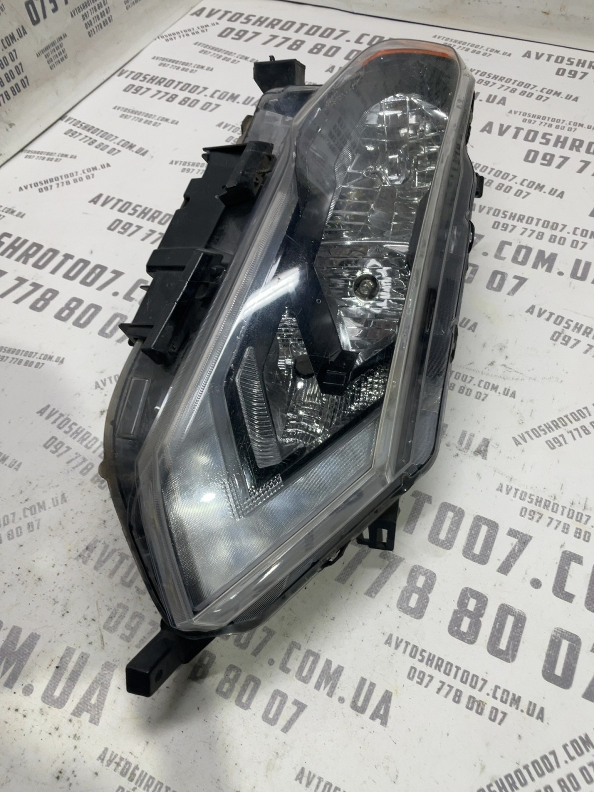 Фара права Nissan Rogue T32 (13-20) 10018841