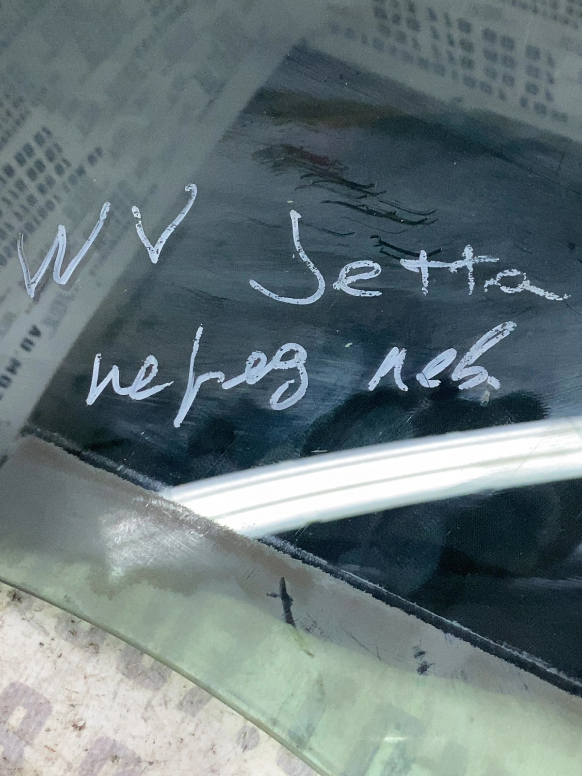 Скло дверей переднє ліве Volkswagen Jetta 6