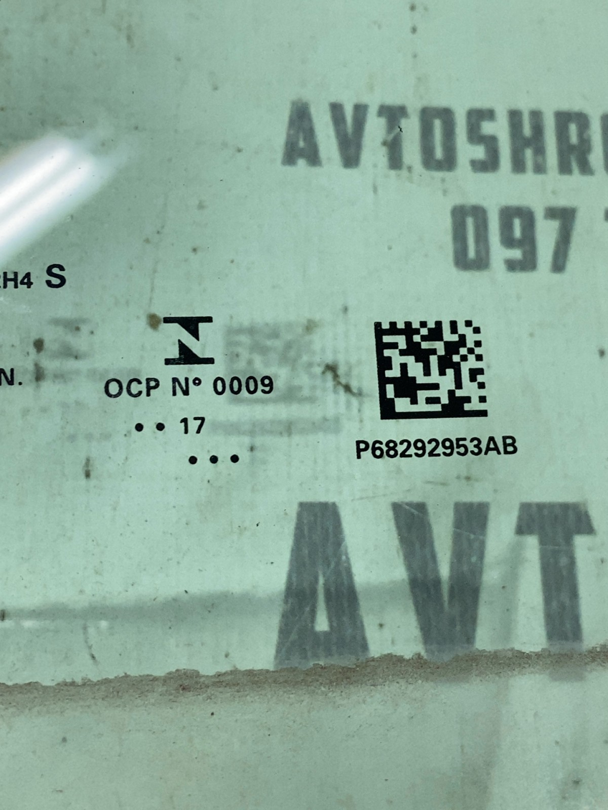 Скло дверей переднє ліве Jeep Compass MP P68292953AB