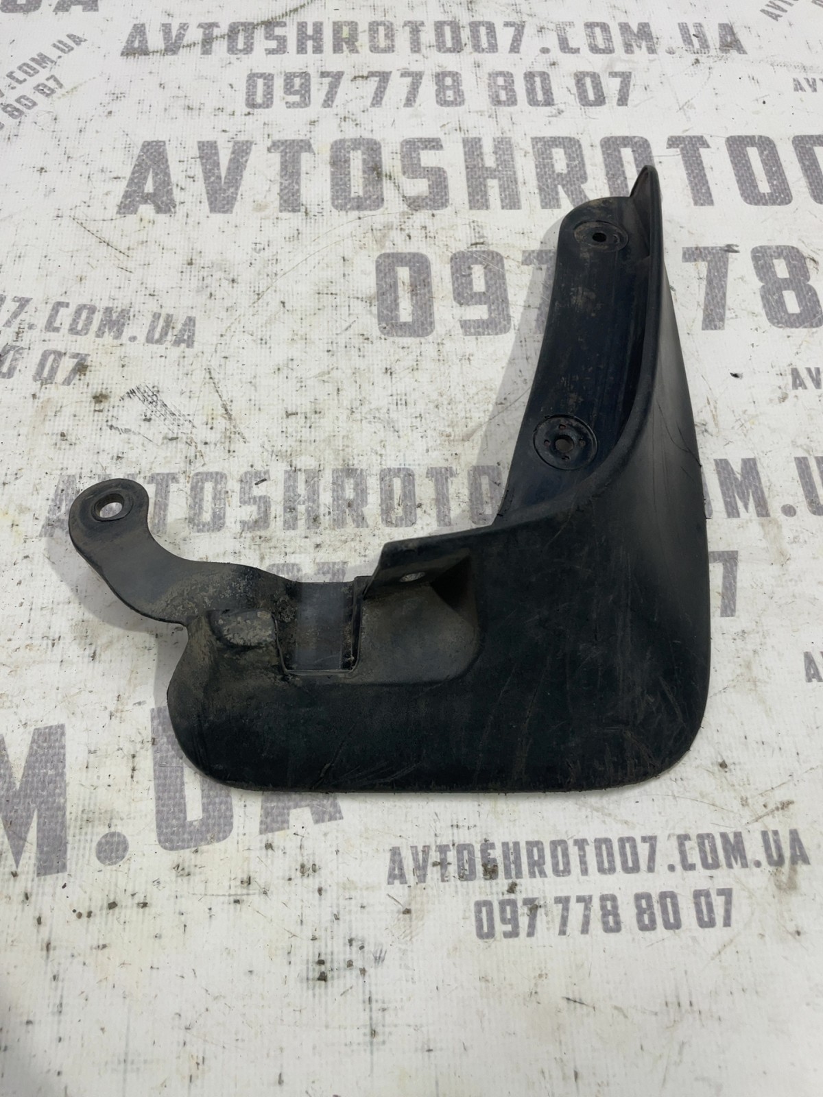 Бризговик передній правий Hyundai Accent 3 (06-10) 1.5D