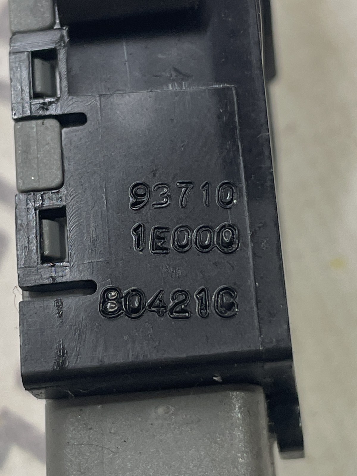 Кнопка обігріву Hyundai Accent 3 (05-11) 1.5D 937101E000